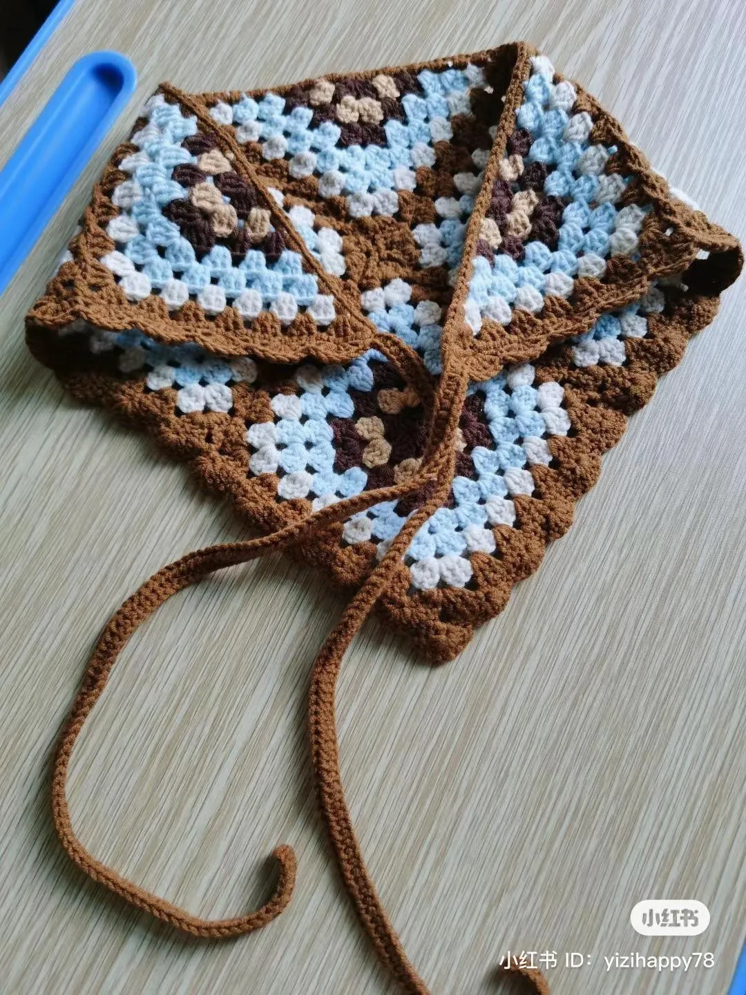 Free step-by-step accessories pattern for Crochet Granny Square Triangle Bag with Stitch Chart