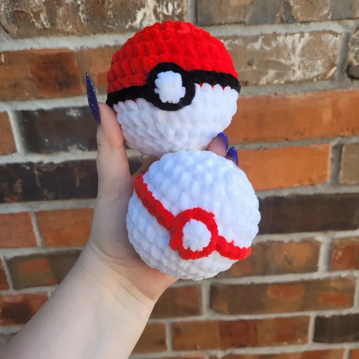 Free crochet pattern: Pokemon ball crochet pattern